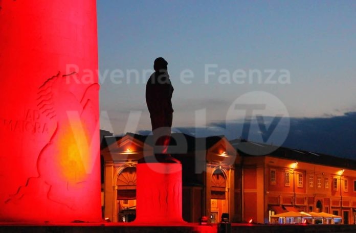 Il Monumento illuminato di rosso (2)