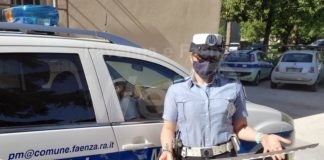 52enne getta acqua sui passanti. Interviene la Polizia Locale e in casa trova una katana: denunciato