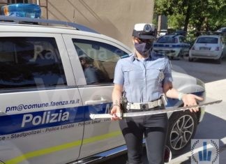 52enne getta acqua sui passanti. Interviene la Polizia Locale e in casa trova una katana: denunciato