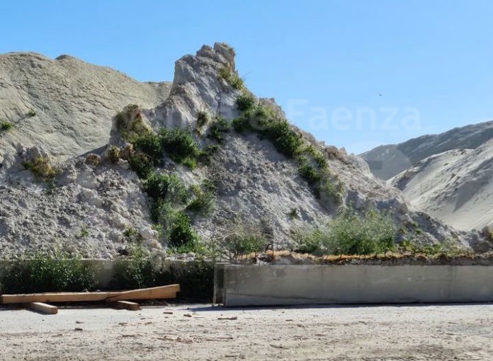 Montagne poco verdi in destra Candiano foto 1