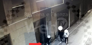 Sferra un calcio e sfonda una porta a vetri: denunciato 21enne