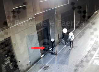 Sferra un calcio e sfonda una porta a vetri: denunciato 21enne