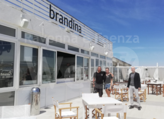 Brandina, il nuovo stabilimento balneare a Punta Marina gestito da due giovani genitori