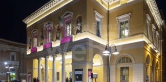 Il teatro Alighieri si illumina di viola per la Giornata dell’Afasia