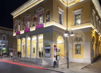 Il teatro Alighieri si illumina di viola per la Giornata dell’Afasia