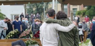 Grande commozione per l’ultimo saluto a Federica, la donna incinta morta nel sonno a soli 38 anni