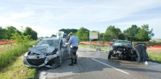 Scontro fra tre auto a Camerlona. Una quarta vettura in fuga. Traffico bloccato