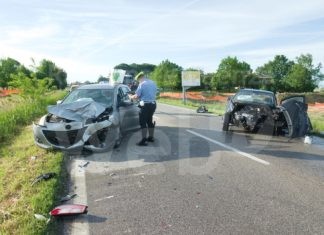 Scontro fra tre auto a Camerlona. Una quarta vettura in fuga. Traffico bloccato
