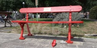 Rotta una delle scarpette rosse a ricordo di Ilenia Fabbri