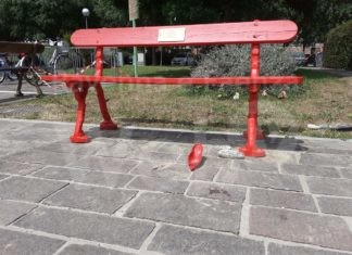 Rotta una delle scarpette rosse a ricordo di Ilenia Fabbri