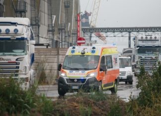Operaio cade da 4 metri d’altezza: incidente sul lavoro in un’azienda del porto