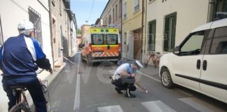 Ciclista cade e sbatte la testa sull’asfalto dopo essere stata colpita dalla portiera di un’auto