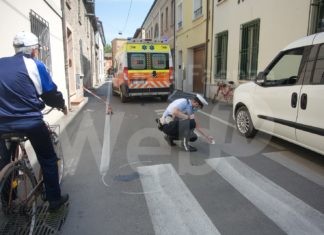 Ciclista cade e sbatte la testa sull’asfalto dopo essere stata colpita dalla portiera di un’auto