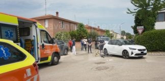Scontro auto-bici: ciclista trasportato in gravi condizioni al Bufalini