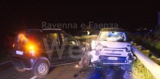 Carambola notturna coinvolte quattro auto ed una moto, 24enne portata al Bufalini ma non grave