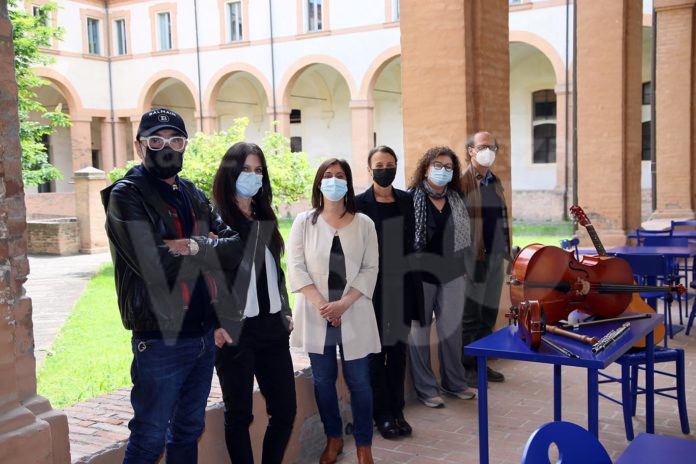 foto gruppo con strumenti 3