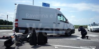 Scontro all’incrocio fra uno scooter e un furgone