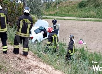 Auto fuori strada finisce contro un albero: ragazza ricoverata al Bufalini