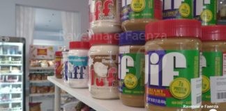 Un noto bar della città batte la crisi vendendo prodotti americani e giapponesi: “Ora ci contattano anche i collezionisti”