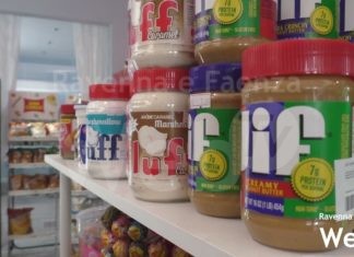 Un noto bar della città batte la crisi vendendo prodotti americani e giapponesi: “Ora ci contattano anche i collezionisti”