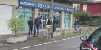 Rapina in banca: i ladri immobilizzano due dipendenti con delle fascette da elettricista e fuggono con i soldi