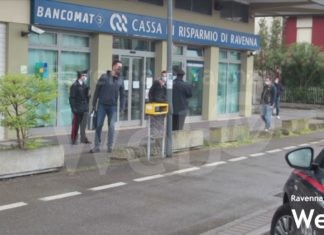 Rapina in banca: i ladri immobilizzano due dipendenti con delle fascette da elettricista e fuggono con i soldi