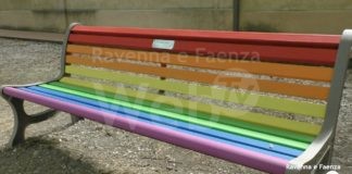 Una panchina arcobaleno in viale Baccarini per i diritti della comunità LGBTQ+