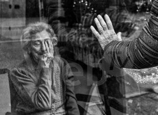 “La vetrina dei sentimenti” vince il Concorso fotografico “Anziani al tempo del Covid”