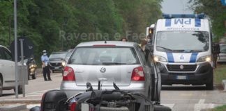 Scooterista tampona auto ferma per l’attraversamento pedonale, e finisce al Bufalini