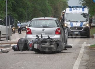 Scooterista tampona auto ferma per l’attraversamento pedonale, e finisce al Bufalini