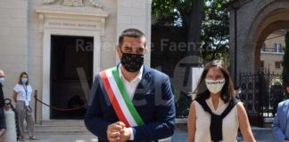 Il sindaco Michele de Pascale alla tomba di Dante con la Console Generale degli Stati Uniti