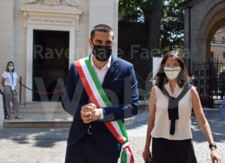 Il sindaco Michele de Pascale alla tomba di Dante con la Console Generale degli Stati Uniti