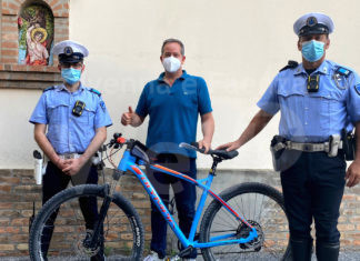 Bici da 1000 euro rubata, Polizia Locale blocca il ladro durante la compravendita in stazione