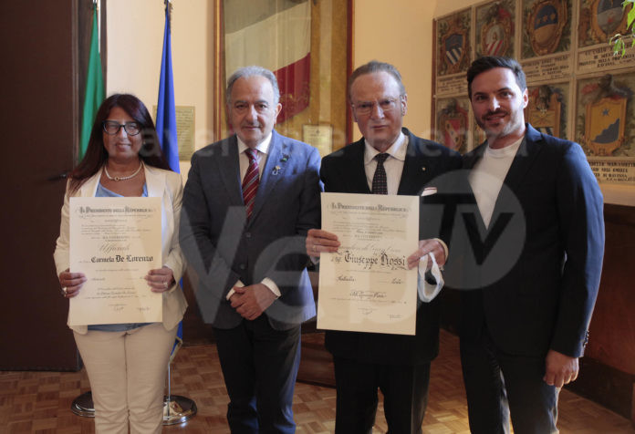 30-06-.2021 -; ravenna prefettura , consegnate due onoreficenza date dalla presidenza della repubblica , a carmela de lorenzo (ufficiale )e ha beppe rossi (cavaliere di gran croce )da parte del prefetto di ravenna enrico catarino