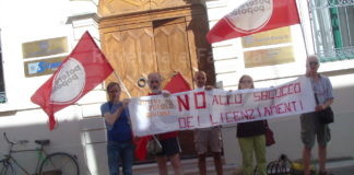 Potere al popolo di Ravenna ha manifestato di fronte alla sede di Confindustria contro lo sblocco dei licenziamenti