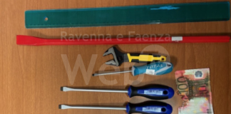 Due giovani fermate a bordo di un’auto utilizzata per furti. Nascosti nella vettura attrezzi per lo scasso