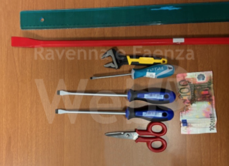 Due giovani fermate a bordo di un’auto utilizzata per furti. Nascosti nella vettura attrezzi per lo scasso