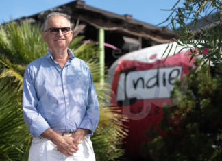 Aspettando la riapertura, la discoteca “Le Indie” diventa un mercatino di modernariato