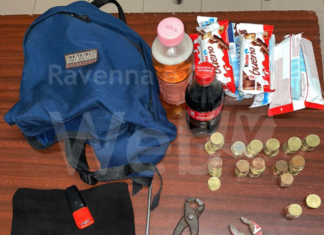 Nel cuore della notte, si intrufola a scuola e ruba dal distributore automatico: giovane arrestato