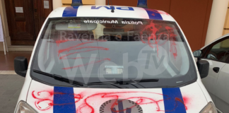 Vandali di Massa Lombarda incastrati dalle telecamere: avevano imbrattato panchine, cartelli e anche un’auto della polizia