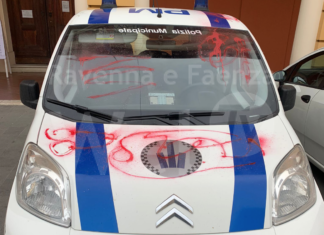 Vandali di Massa Lombarda incastrati dalle telecamere: avevano imbrattato panchine, cartelli e anche un’auto della polizia