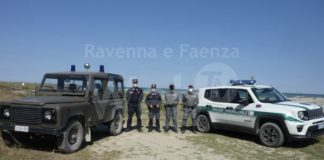 Foce del Bevano, sorpresi durante la notte sei pescatori abusivi: sequestrato un bottino di 300 kg di vongole