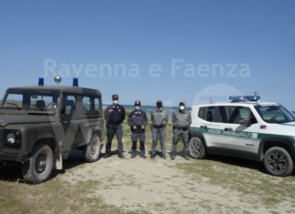 Foce del Bevano, sorpresi durante la notte sei pescatori abusivi: sequestrato un bottino di 300 kg di vongole