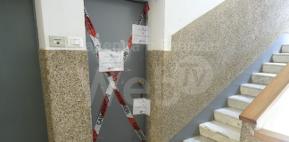 Non rispondeva alle telefonate, i familiari entrano in casa dalla finestra e lo trovano morto in una pozza di sangue: partono le indagini