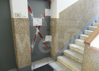 Non rispondeva alle telefonate, i familiari entrano in casa dalla finestra e lo trovano morto in una pozza di sangue: partono le indagini