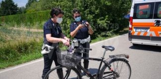 Cade dalla bici e scivola nel fosso: è in gravi condizioni