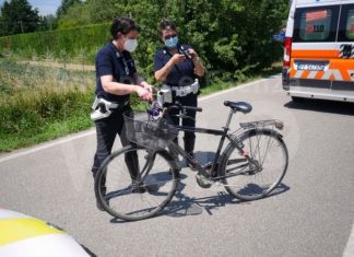 Cade dalla bici e scivola nel fosso: è in gravi condizioni