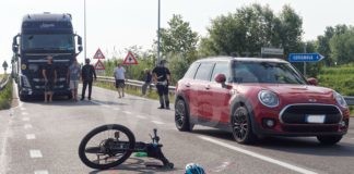 Scontro auto-bici all’incrocio, grave un anziano