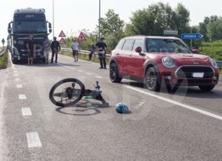 Scontro auto-bici all’incrocio, grave un anziano