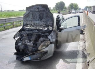 Scontro tra due auto sull’Adriatica, poi l’incendio: tra i feriti anche due bambini